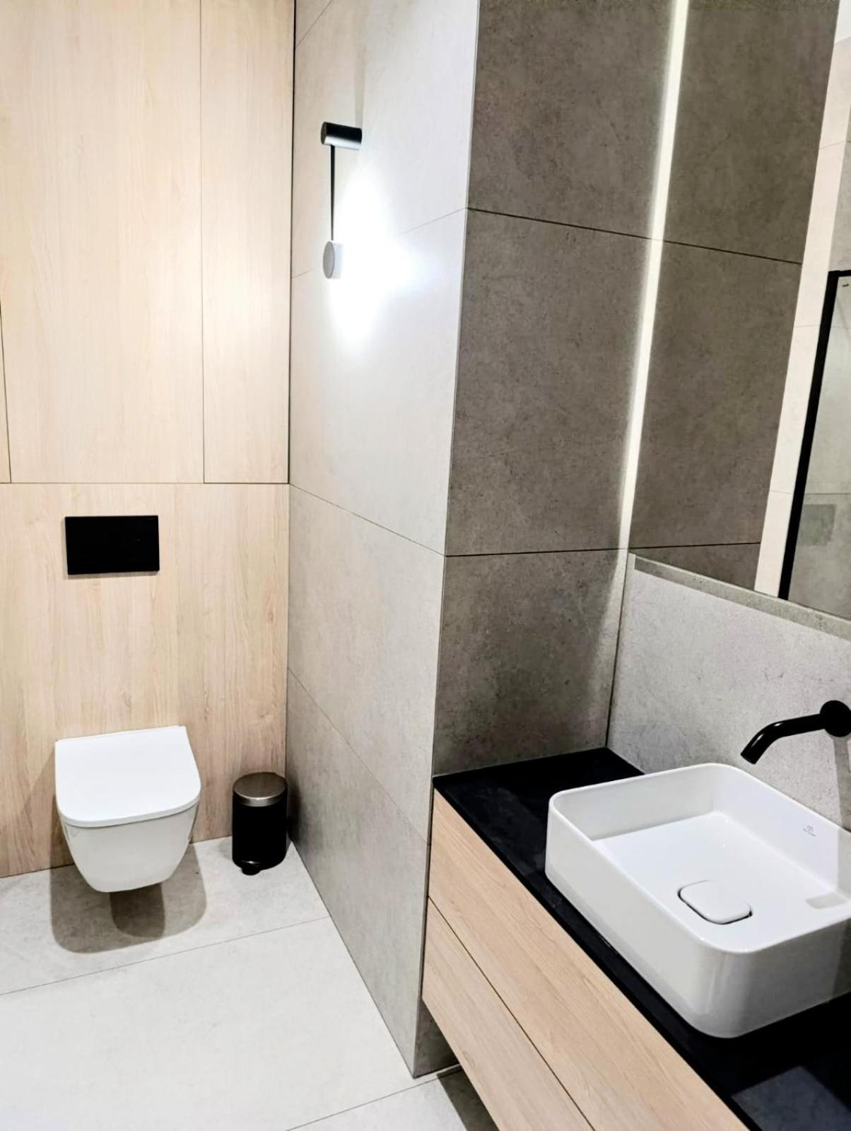 Spacious & Modern 3br-2ba Warszawa