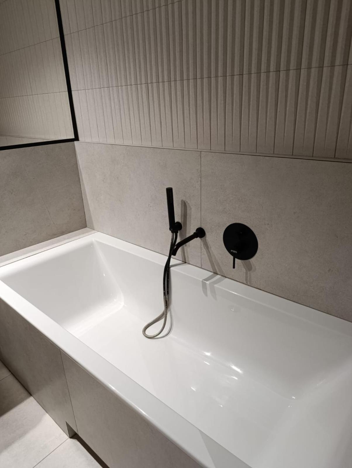 Spacious & Modern 3br-2ba Apartament *