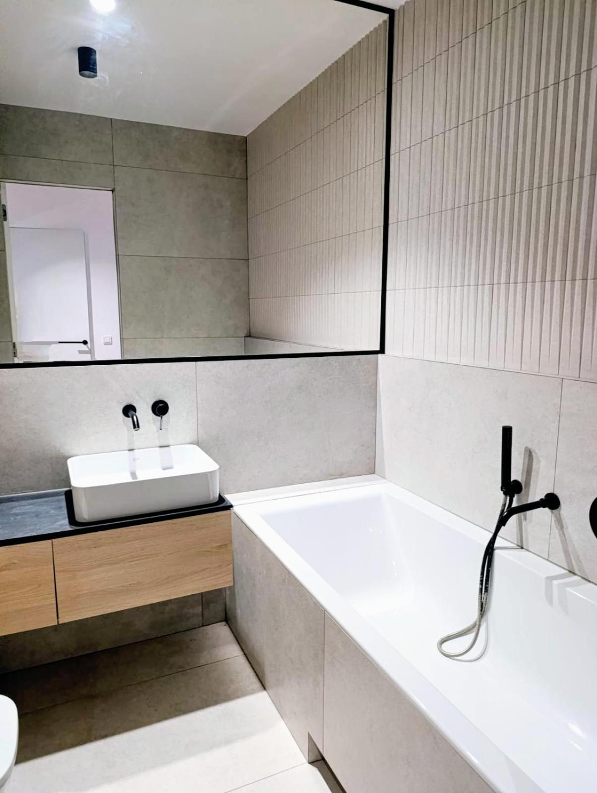 Apartament Spacious & Modern 3br-2ba *