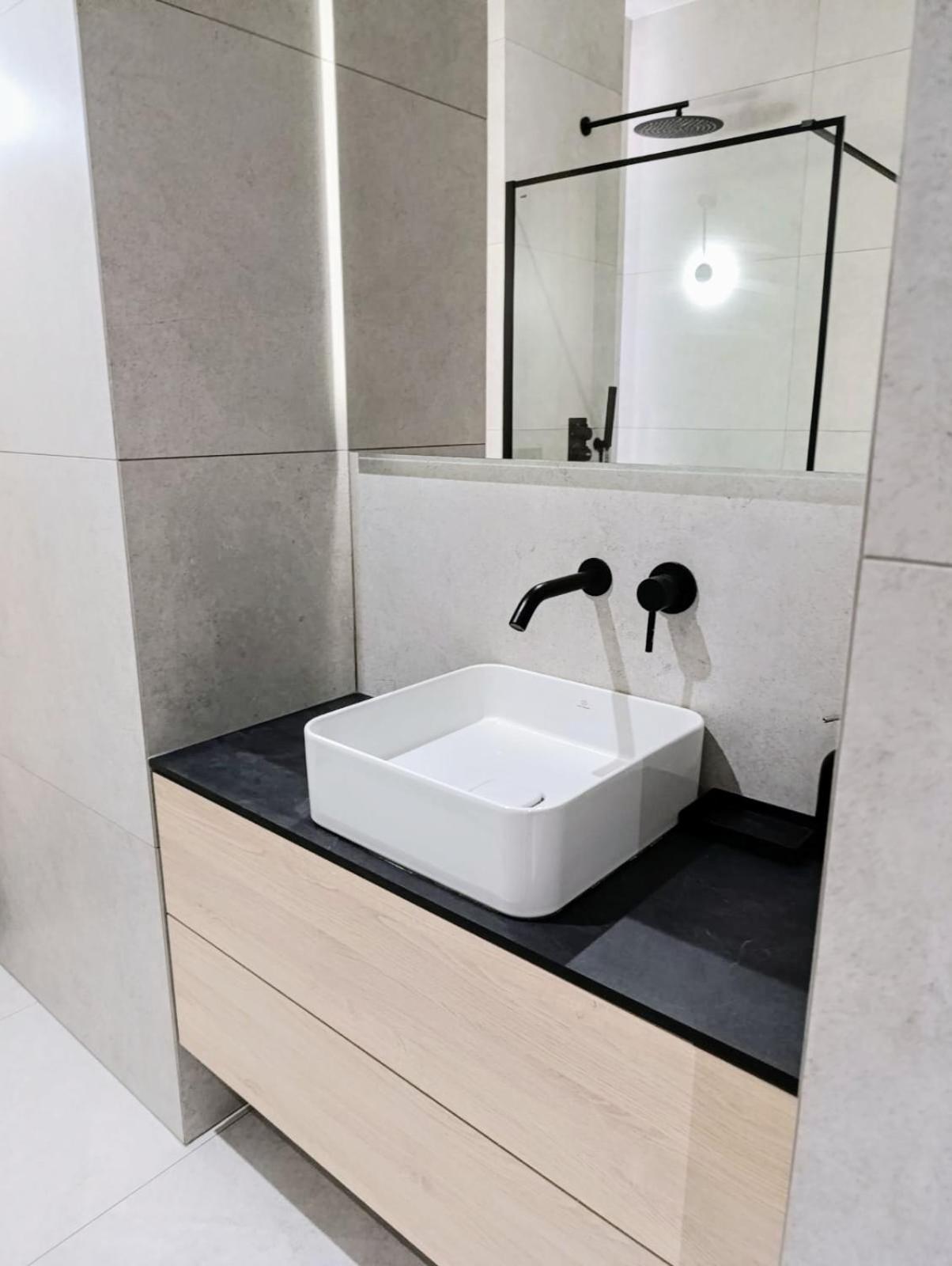 Spacious & Modern 3br-2ba Apartament Warszawa