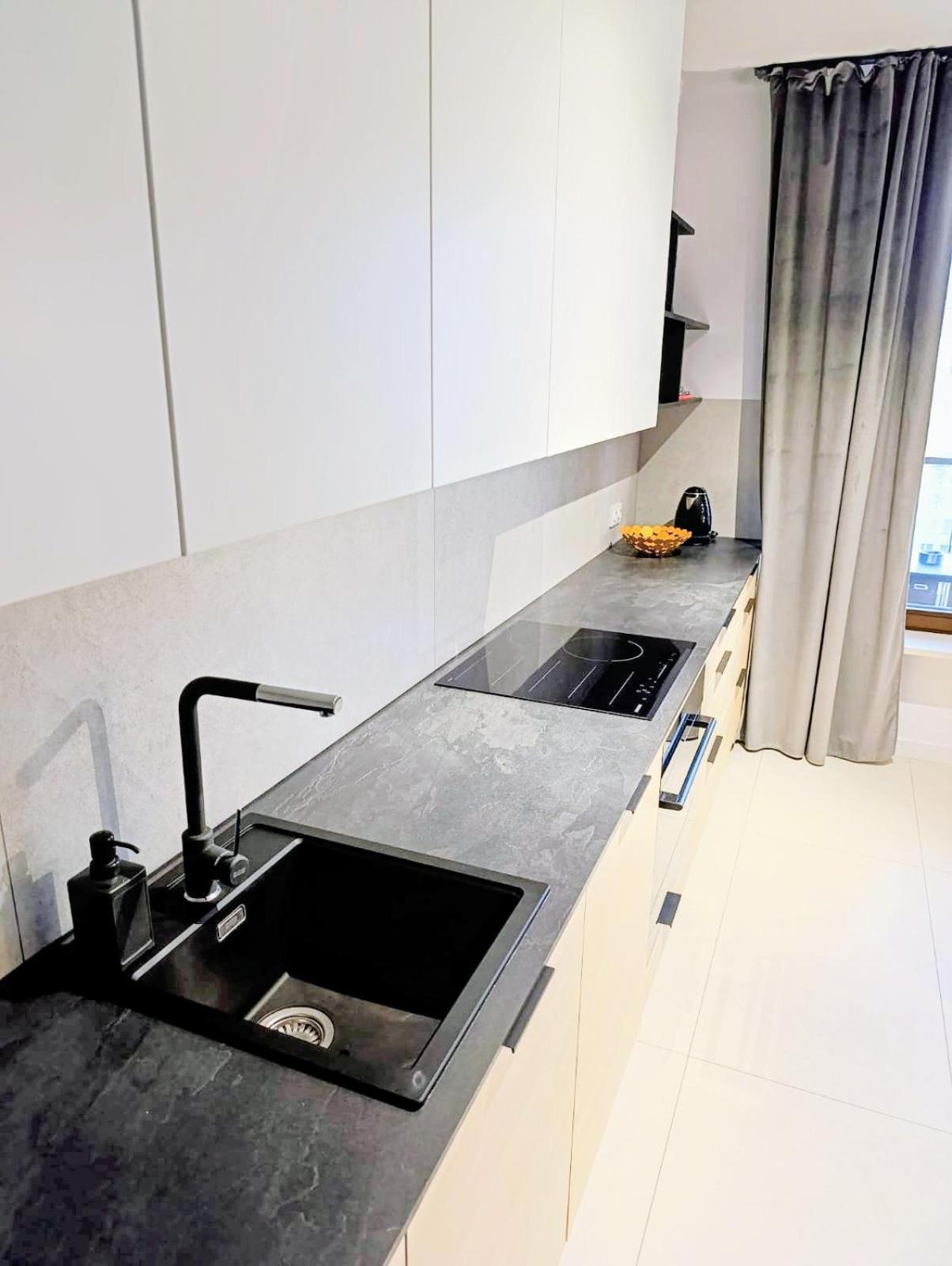 Spacious & Modern 3br-2ba